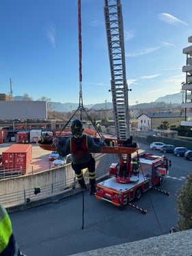 Übung auf der Drehleiter (Foto: LPA/Berufsfeuerwehr Bozen)