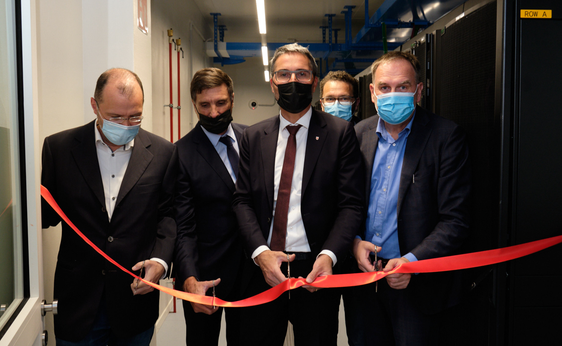 Taglio del nastro al Data Center di Brunico (sx): Gerhard Griessmair (Direttore della ripartizione dirigenza amministrativa dell’ospedale di Brunico), Christoph Brandt (Presidente di Informatica Alto Adige Spa), il presidente della Provincia Arno Kompatscher, Josef Hofer (Direttore Ripartizione Informatica), dietro: Roland Griessmair (Sindaco di Brunico) (Foto: LPA/ Oliver Oppitz) 