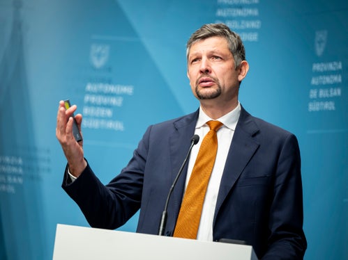 “Il passaggio all'autobus, al treno o alla bicicletta avrà successo se utilizzeremo i nostri servizi e le infrastrutture chiave come i Centri mobilità per creare offerte davvero convenienti e attraenti per gli utenti, sostiene convintamente l'assessore Daniel Alfreider. (Foto: USP/Fabio Brucculeri)