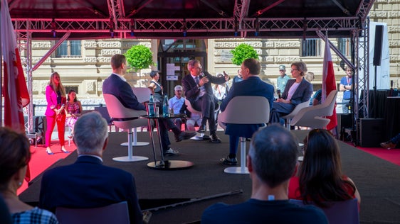 Il cambiamento climatico è stato il tema di apertura con il presidente Arno Kompatscher (con microfono), l'assessore provinciale Giuliano Vettorato (a fianco), Martin Vallazza (a destra) e Mariadonata Bancher (Foto: ASP/Fabio Brucculeri)