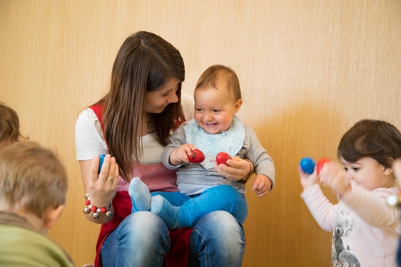 Offrire alle famiglie altoatesine servizi di alta qualità, accessibili a tutti coloro che ne hanno bisogno e in cui i bambini si sentano completamente a loro agio: questo l'obiettivo dell'assessora provinciale alla Famiglia Waltraud Deeg. (Foto: Agenzia della Famiglia/Ingrid Heiss)