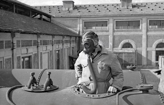 Nel settembre 1924 era iniziata la costruzione del grande complesso chimico di Montecatini e del relativo villaggio operaio a Sinigo. Sisto Sisti (1906-1981), impiegato dello stabilimento Montecatini e fotografo autodidatta, lasciò oltre 13.000 immagini della fabbrica, del lavoro nello stabilimento e dei vari aspetti della vita nel villaggio. (Foto: Sisto Sisti/Archivio provinciale)