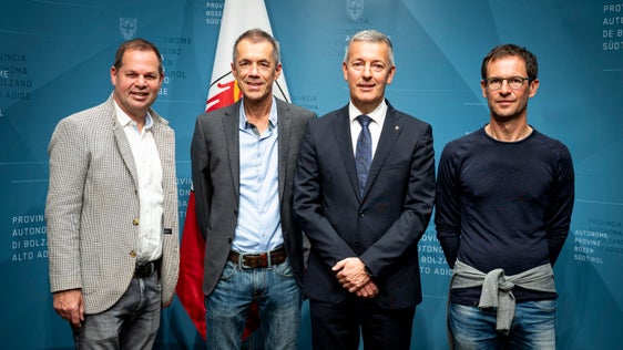 Wollen gemeinsam die Emissionen von kleinen Holzheizungen reduzieren (von rechts): Christian Resch, Obmann der Kaminkehrer im lvh, Landesrat Peter Brunner, Direktor des Landesamtes für Luft und Lärm Georg Pichler und lvh-Vizepräsident Hannes Mussak. (Foto: LPA/Fabio Brucculeri)