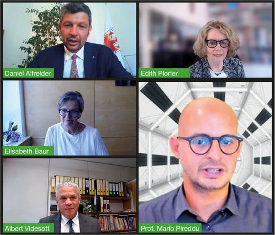 Der "Tag der Ladinischen Schule" mit LR Alfreider, Schulamtsleiterin Ploner, Professor Mario Pireddu sowie mit dem Inspektor für die ladinischen Schulen Albert Videsott und der Moderatorin Elisabeth Baur (Foto: LPA/Ladinisches Schulamt)