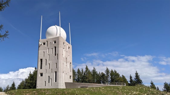 Das Wetterradar am Gantkofel wird im Beisein von Bevölkerungsschutzlandesrat und Landeshauptmann Arno Kompatscher und seines Trentiner Amtskollegen Maurizio Fugatti am 30. Mai offiziell seiner Bestimmung übergeben. (Foto: LPA/Landesamt für Meteorologie und Lawinenwarnung)
