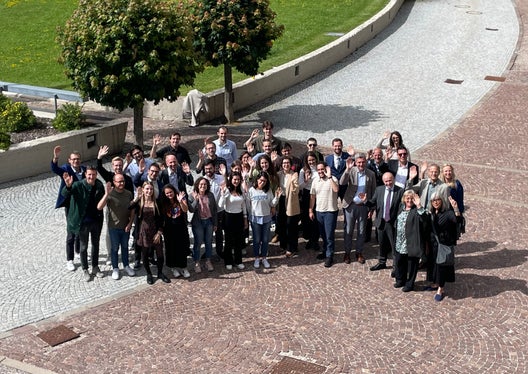 Euregio-Akademie 2023: Gruppenbild vor dem Euregio-Kulturzentrum Toblach (Foto: Euregio/Donagrandi)