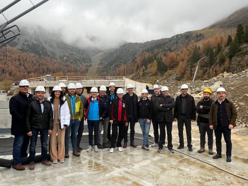 Vertreter und Vertreterinnen der Landes- und Gemeindeverwaltung und der Schnalstaler Gletscherbahnen auf dem Schnalstaler Gletscher (Foto: LPA/Cecilia Miribung)