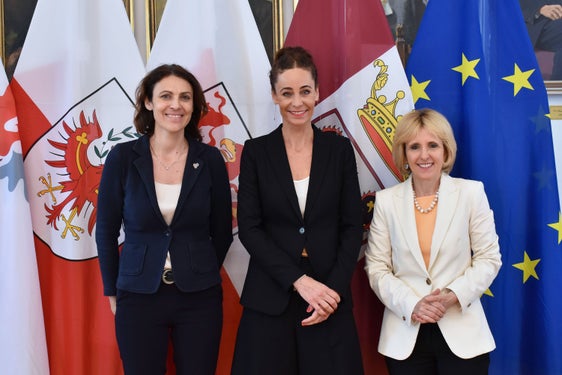 L'assessore provinciale Waltraud Deeg (a destra) era presente oggi a Innsbruck e ha aperto l'evento insieme all'assessore provinciale tirolese alle donne Eva Pawlata (al centro) e all'assessore provinciale Stefania Segnana, responsabile delle politiche familiari e sociali in Trentino (Foto: Land Tirol/Milicevic)