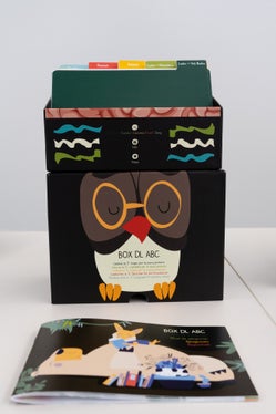 La Box dl ABC é na scatora de letöra cun l’azënt sön vigni lëtra dl alfabet, contëgn na seria de schedes te 4 lingac (Foto: USP/Intendënza y Cultura Ladina)