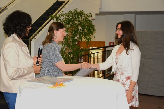 Die Klassenbeste der dritten Klasse Julia Laimer (rechts) mit Klassenlehrerin Veronika Knoll (Mitte) und Schulleiterin Christine Holzner (ganz links) freut sich über ihre Ergebnisse und Auszeichnungen. (Foto: LPA/Fachschule für Hauswirtschaft und Ernährungs Tisens)

