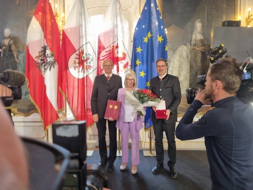 Sabine Eccel di Bolzano, responsabile del Vinzi-Markt, premiata dal capitano del Tirolo Mattle (a sinistra) e dal presidente della Provincia autonoma di Bolzano Kompatscher (a destra)  (Foto: ASP)