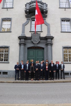 Die Regierung des Kantons Graubünden hatte an ihrem Sitz neben den Fahnen der Schweiz und des Kantons Graubünden auch die Südtiroler Fahne zum Besuch der Delegation der Landesregierung gehisst. (Foto: LPA/Kanton Graubünden)