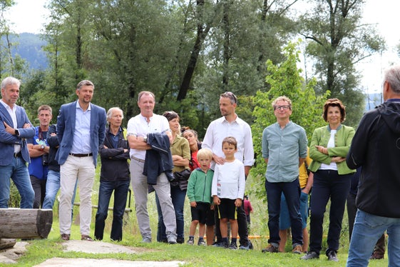 Aus einem monotonen Flussschlauch mit entkoppeltem, degradiertem Auwald wurde eine naturnah strukturierte Flusslandschaft geschaffen, die heute offiziell eingeweiht wurde, im Bild von links: Landesrat Arnold Schuler, Landesrat Daniel Alfreider, Bürgermeister der Gemeinde Vintl Walter Huber, stv. Amtsdirektor Florian Knollseisen, Gewässerökologe Peter Hecher, Landesrätin Maria Hochgruber Kuenzer (Foto: LPA/Maja Clara)