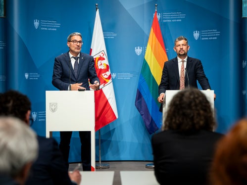 L'assessore provinciale Daniel Alfreider (a destra), il quale ha annunciato la riapertura della tratta ferroviaria Brunico-San Candido, e il presidente della Provincia Arno Kompatscher (a sinistra) durante la conferenza stampa a seguito della seduta di Giunta provinciale del 3 giugno. (Foto: USP/Fabio Brucculeri)