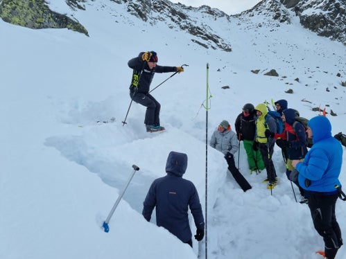 Wie stabil ist die Schneedecke? Momentaufnahme der Fortbildung am Klausberg oberhalb von Steinhaus, dem Hauptort der Gemeinde Ahrntal (Foto: LPA/Landesamt für Meteorologie und Lawinenwarnung/Harry Riedl)