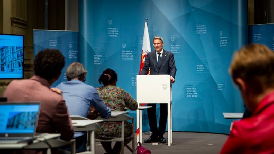 In seiner Funktion als Gesundheitslandesrat stellte Landeshauptmann Kompatscher in der Pressekonferenz nach Sitzung der Landesregierung auch Beschlüsse zum Gesundheitswesen vor. (Foto: LPA/Laura Hofer)