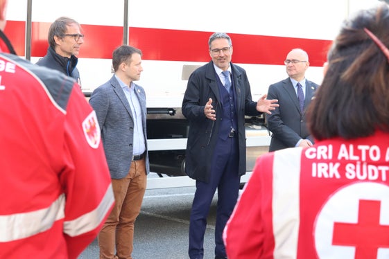 Landeshauptmann und Bevölkerungsschutzlandesrat Arno Kompatscher (2.v.re.) bei der heutigen Übergabe von Fahrzeugen an das Landeskomitee des Roten Kreuzes mit dem Präsidenten des Italienischen Roten Kreuzes Rosario Valastro (re.), dem Präsidenten des Landeskomitees des Roten Kreuzes Manuel Pallua (2.v.li.) und dem Direktor der Agentur für Bevölkerungsschutz Klaus Unterweger (links). (Foto: LPA/Maja Clara)
