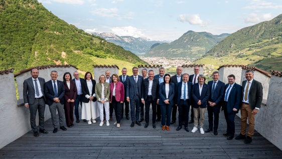 Eine der jüngsten Sondersitzungen der Landesregierung mit der Bezirksgemeinschaft Salten-Schlern auf Schloss Karneid. (Foto: LPA/Fabio Brucculeri)