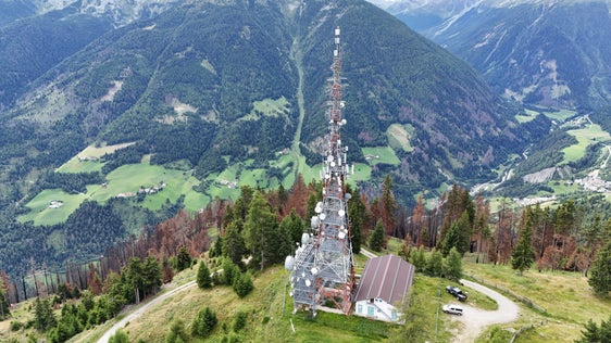 Lo spegnimento riguarda, tra l’altro, gli attuali impianti di trasmissione FM. Nella sede dell’Alta Val Venosta verrà spento l’attuale impianto di trasmissione FM. (Foto: RAS)