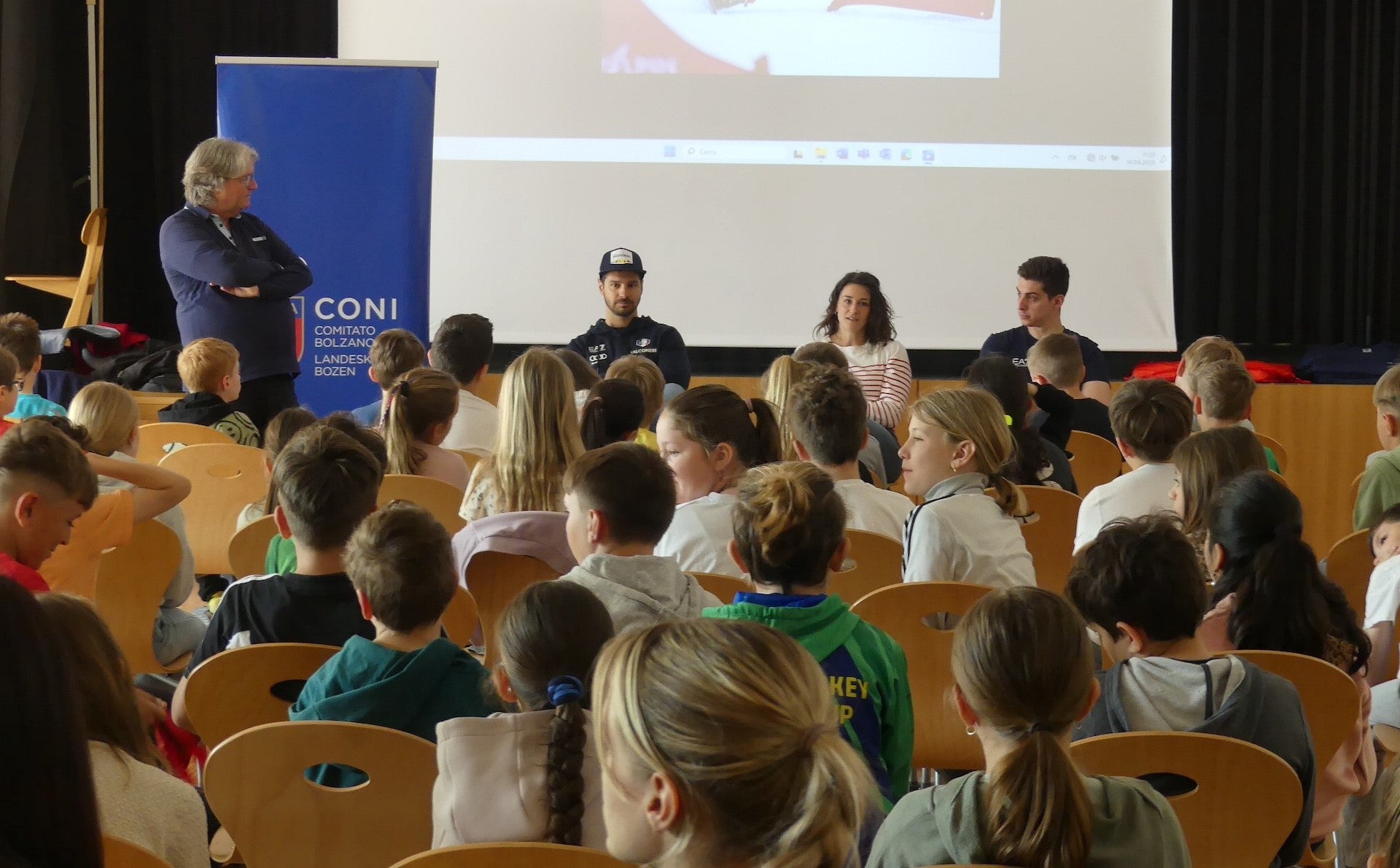 Waren zu Gast in Marling: CONI-Vorsitzender Alex Tabarelli, die beiden Snowboarder Omar Visentin und Nadya Ochner sowie Para Icehockeyspieler Alex Enderle. (Foto: LPA/Hannes Kröss)