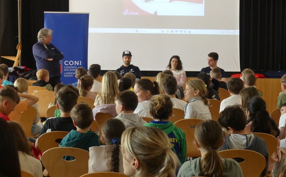 Giovani e campioni a confronto. Nella foto (da sinistra) Alex Tabarelli,  Omar Visintin, Nadya Ochner e Alex Enderle, durante la visita nella scuola primaria di Marlengo (Foto: Hannes Kröss)