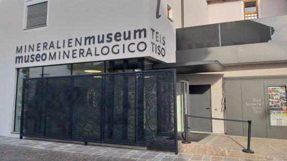 Im Mineralienmuseum Teis wird ein Teil der Beleuchtung in den Vitrinen ausgetauscht. (Foto: LPA/Abteilung Innovation, Forschung, Universität und Museen)