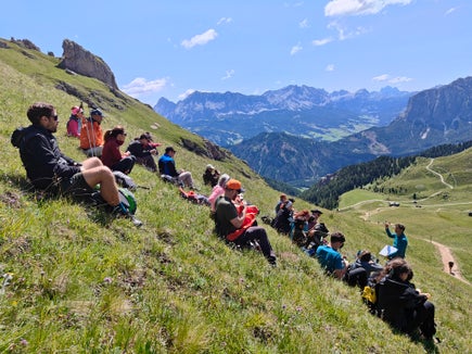 I partecipanti ai piedi del Sass de Putia. (Foto: USP/Ripartizione Natura, Paesaggio e Sviluppo del territorio)
