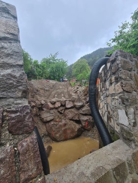 Nei giorni scorsi gli operai dell’Ufficio Sistemazione bacini montani Sud hanno avviato i lavori nell'affluente del Rio Tisana, nel paesino di Tisana, una frazione del comune di Castelrotto. &nbsp;(Foto: ASP/Ufficio Sistemazione bacini montani sud)