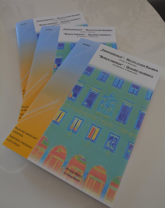 Die neue Publikation stellt umfassend die Gesetzgebung und Rechtssprechung zum Energiebonus dar und richtet sich an ein interessiertes Fachpublikum. (Foto: LPA/Marcella Morandini)