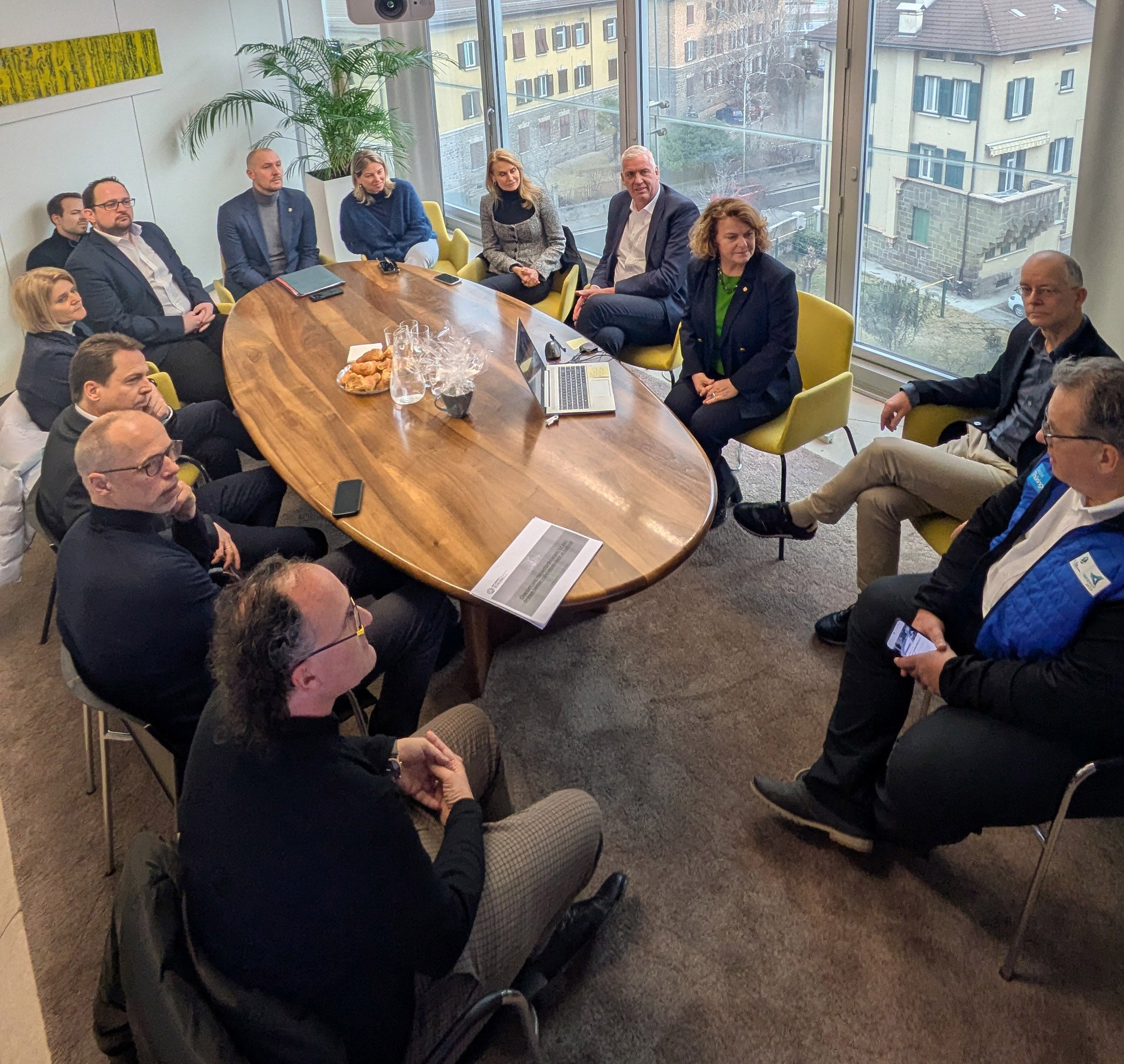 Una delegazione della Turingia guidata dal segretario di Stato David Möller (7° da destra) ha chiesto informazioni all'assessora provinciale Pamer (3a da sinistra) sul volontariato in Alto Adige. (Foto: USP/Hannes Wisthaler)
