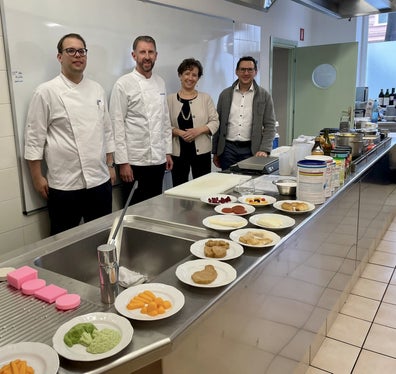 Berufliche Fortbildung für Köchinnen und Köche der Seniorenwohnheime mit (v.l.) Ramon Cadusch und Bernd Ackermann, Direktorin Beatrix Kerschbaumer-Sigmund und Emil Oberprantacher, der die berufliche Weiterbildung an der Schule koordiniert. (Foto: LPA/LBS Savoy/Hannes Rainer)