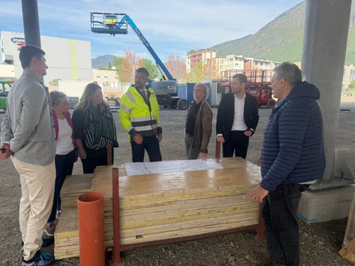 Die Gründung der Gesellschaft ist ein grundlegender Schritt, um das Projekt umzusetzen und den Weg zu einer nachhaltigeren Mobilität zu festigen, sagt Mobilitätslandesrat Daniel Alfreider, im Bild bei einem Lokalaugenschein mit Projektpartnern am 9. April. (Foto: LPA/Bruno Benedetto)