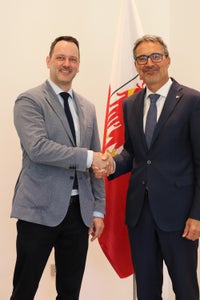 L’ambasciatore del Lussemburgo Christophe Schiltz (a sinistra) ha fatto visita il 4 settembre al presidente della Provincia Arno Kompatscher nel suo ufficio a Palazzo Widmann. (Foto: USP/Maja Clara)