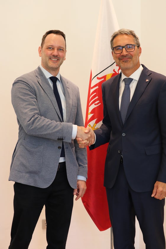 Der luxemburgische Botschafter Christophe Schiltz (links) hat am 4. September Landeshauptmann Arno Kompatscher einen Besuch in dessen Büro im Palais Widmann abgestattet. (Foto: LPA/Maja Clara)