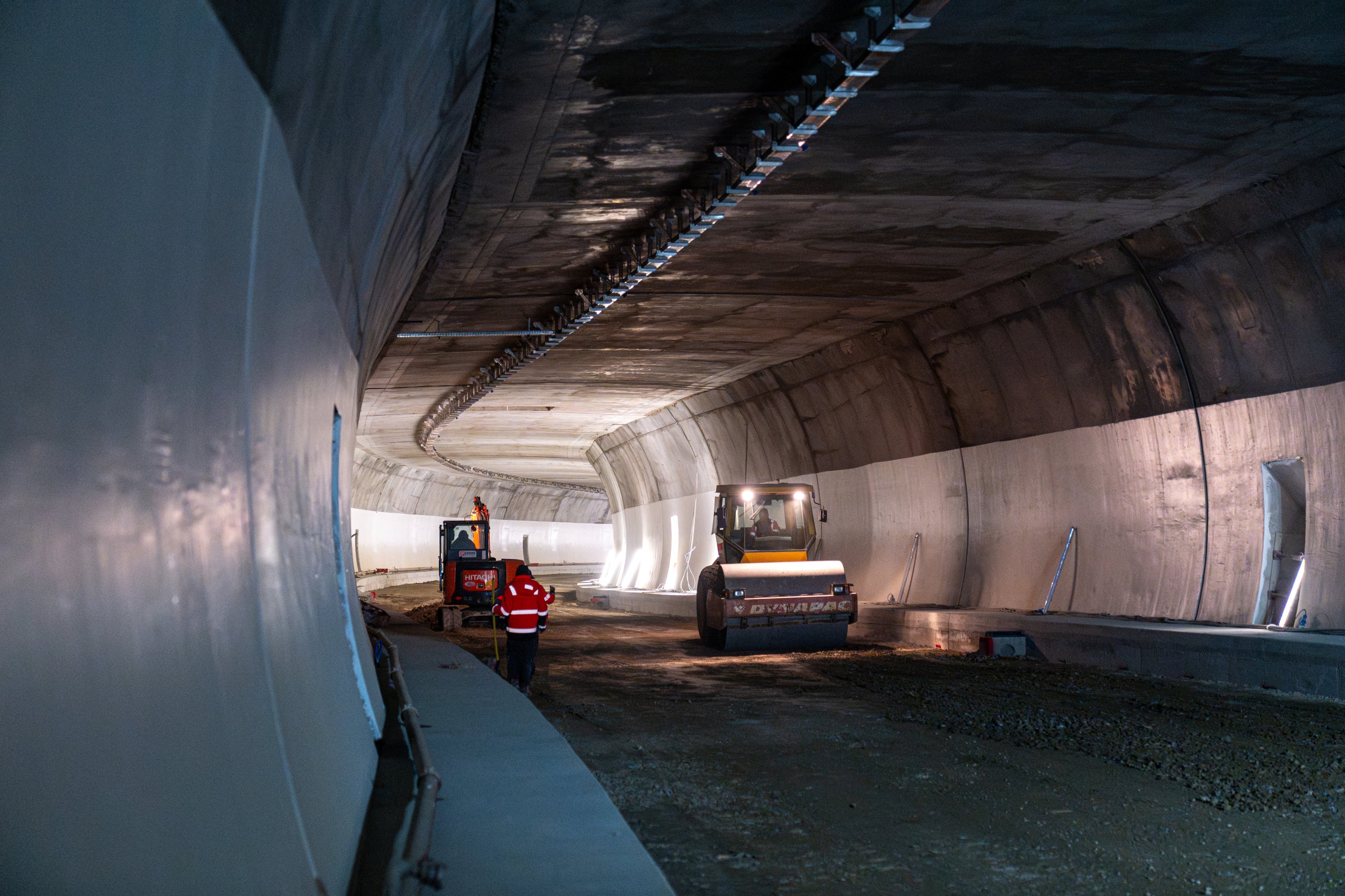 Una particolarità del tunnel è la prevista ventilazione trasversale automatica. In caso di incendio, il fumo che si forma viene aspirato attraverso un canale di scarico dei fumi sopra la carreggiata. (Foto: USP/Carron Bau)