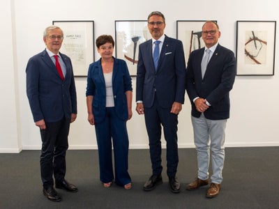 Il presidente della Provincia autonoma di Bolzano, Arno Kompatscher (secondo da destra), ha ricevuto il presidente della Camera di Commercio Michl Ebner (primo da sinistra), la vicepresidente Johanna Santa Falser (seconda da sinistra) e il vicepresidente Sandro Pellegrini per una valutazione della situazione attuale (Foto: ASP/Fabio Brucculeri)