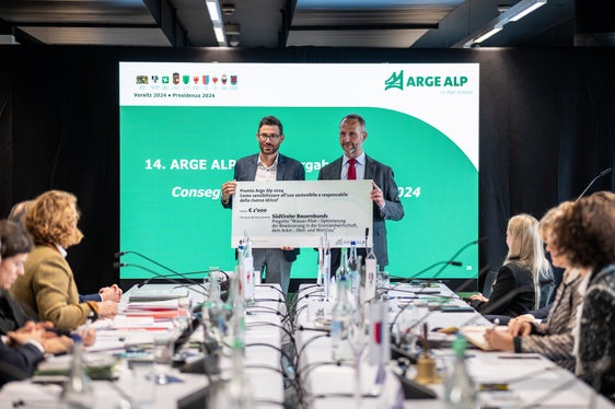 Norman Gobbi (rechts), Vizepräsident des Staatsrates des Tessin, überreichte den Preis an Matthias Bertagnoli vom Südtiroler Bauernbund. (Foto: Kanton Tessin) 