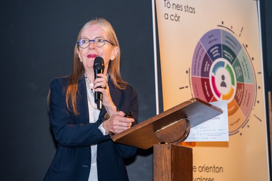La scrittrice e dirigente scolastica Mariapia Veladiano ha affrontato le sfide della quotidianità scolastica. (Foto: USP/Direzione Istruzione, Formazione e Cultura ladina/Bruno Ferdigg)