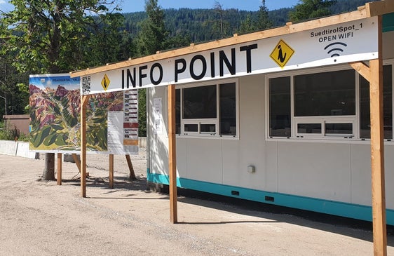 Am neuen Infopoint sollen die Ausflügler und Urlaubsgäste, die die Zufahrt nicht gebucht haben, Informationen bekommen, wie sie mit Bus, Rad oder zu Fuß an den See gelangen können. (Foto: LPA/Straßendienst Pustertal)
