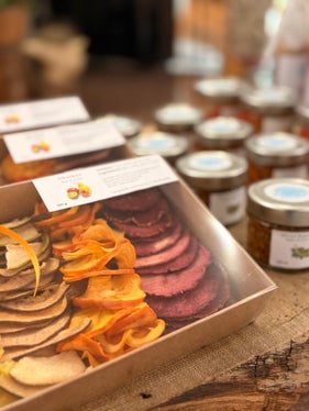 Der Hofladen der Schülergenossenschaft hondgmocht & hausgmocht mit seiner vielfältigen Produktpalette. (Foto: LPA/Fachschule für Hauswirtschaft und Ernährung Tisens)