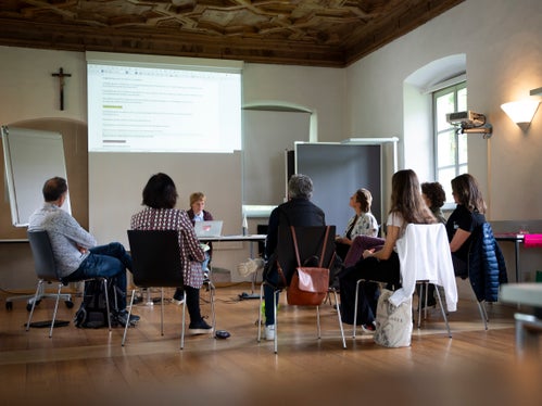 Auch beim Abschlusstreffen des ersten Südtiroler Klimabürgerrats am Wochenende in Neustift zeigen die Teilnehmenden noch einmal volle Konzentration bei der Arbeit an den fünf Schwerpunktthemen. (Foto: LPA/Fabio Brucculeri)