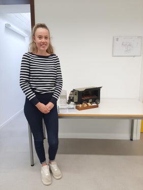 Mia Gruber, Schülerin der vierten Klasse, mit ihrem Modell Mia focaccia bei der Präsentation ihres Businessplanes (Foto: LPA/Fachschule für Hauswirtschaft und Ernährung Tisens)