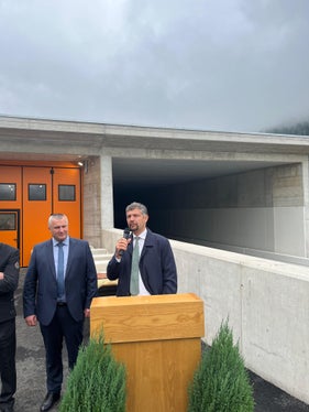 Il vicepresidente della Provincia autonoma di Bolzano e assessore alle Infrastrutture,&nbsp;Daniel Alfreider (a destra nella foto con il sindaco Mair) ha sottolineato: “Le strade collegano le persone e le comunità. In questo caso è successo più volte che una slavina abbia isolato un paese intero. Con questo intervento, invece, andiamo a migliorare e garantire l’accessibilità e la sicurezza delle persone che circolano in questo tratto di strada e naturalmente riusciamo a dare più qualità a questo territorio”. (Foto: USP/Gabriel Marciano)