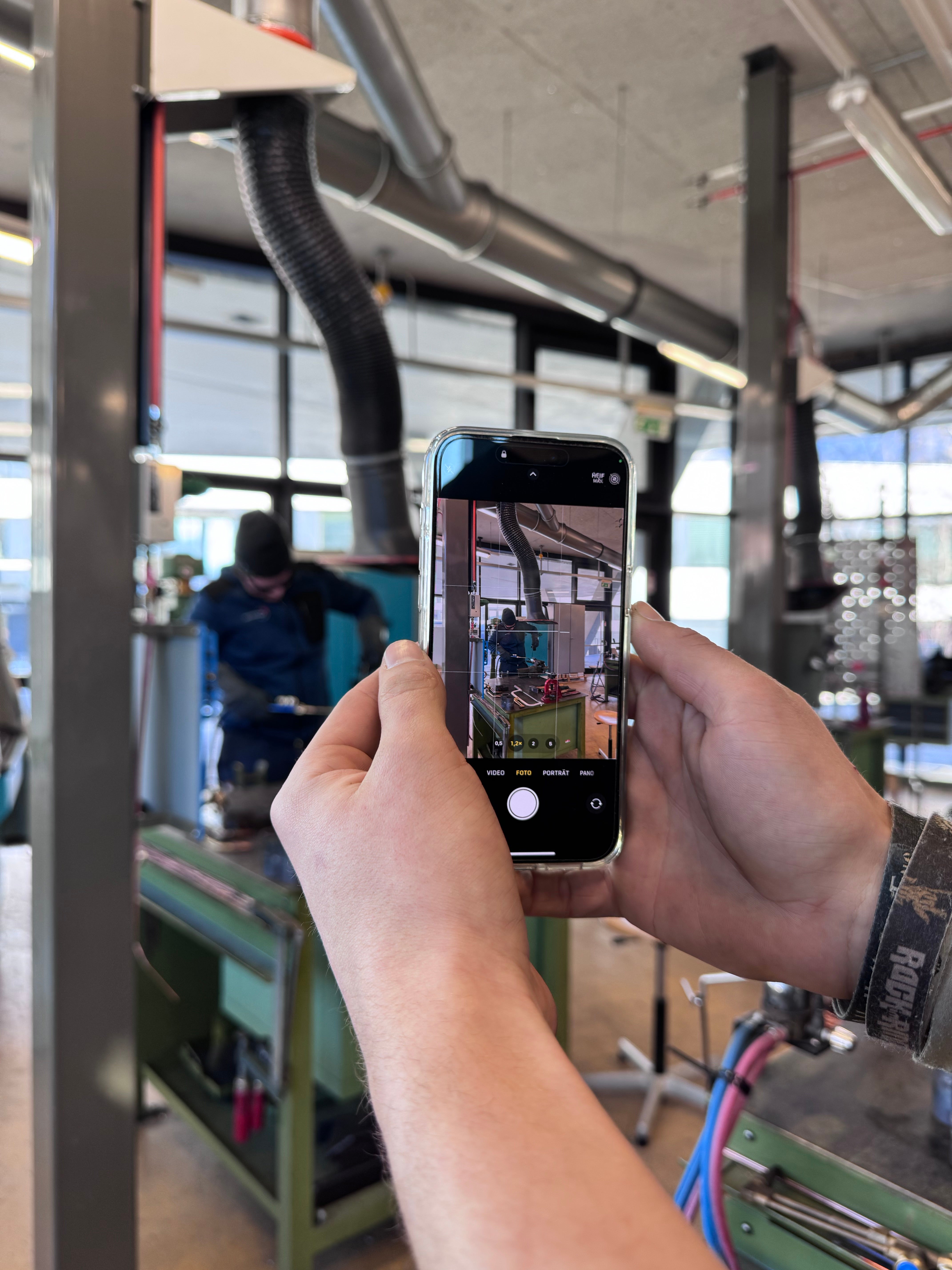 Live dabei sein, wenn in der Werkstatt geschweißt wird, das war am Tag der offenen Tür für interessierte Jugendliche möglich. (Foto: BBZ Zuegg Meran)