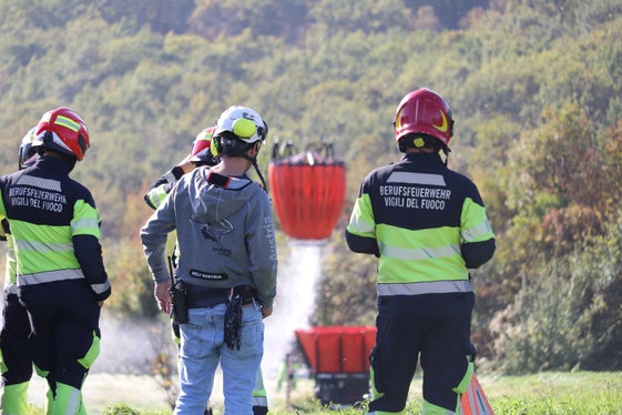 Landesforstdienst und Berufsfeuerwehr haben heute ihre Einsätze bei Waldbränden besprochen; im Bild der am Hubschrauber angebrachte Bambi-Eimer, mit dem Wasser entnommen und abgeworfen werden kann. (Foto: LPA/Maja Clara)