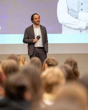 Landesrat Philipp Achammer: Mit 'How to Maturaball' möchten wir den Klassen einen klaren Rahmen sowie die wichtigsten Eckpfeiler an die Hand geben, damit dem reibungslosen Ablauf ihres großen Abends nichts mehr im Wege steht. (Foto: LPA/Landesamt für Jugendarbeit)