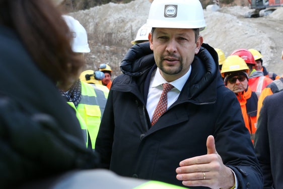Landesrat Daniel Alfreider: "Mit der erneuerten Unterstützung der Europäischen Union legen wir heute den Grundstein für die letzte Bauphase dieses Jahrhundertprojektes – essenziell für Südtirol als Grenzregion." (Foto: LPA/Ressort Infrastrukturen und Mobilität) 