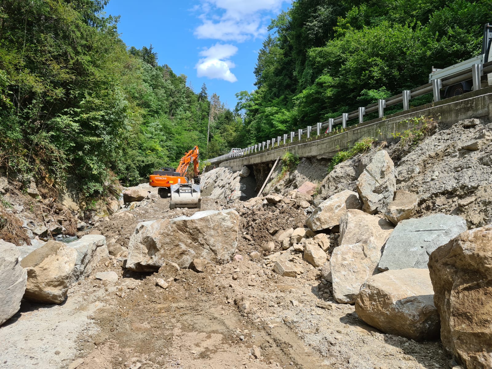 Das Landesamt für Wildbachverbauung Nord arbeitet derzeit gemeinsam mit dem Landesstraßendienst daran, die Ufermauer des Grödnerbachs bei Kilometer 1 der Staatsstraße 242 ins Grödnertal wieder instand zu setzen. (Foto: LPA/Landesamt für Wildbach- und Lawinenverbauung Nord in der Agentur für Bevölkerungsschutz)