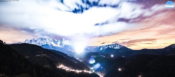 Die Webcam der Sternwarte Max Valier in Gummer liefert ein Bild der nächtlichen Beleuchtung. (Foto: foto-webcam.eu - Link: https://www.foto-webcam.eu/webcam/gummer/2015/12/01/1940)