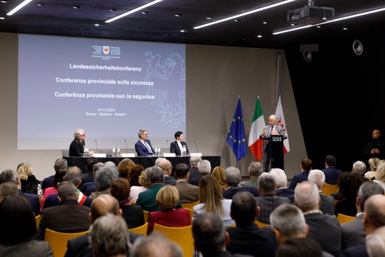 In seinen Ausführungen ging Innenminister Piantedosi (1.v.r.) unter anderem auf die Bedeutung der guten Zusammenarbeit auch im Sicherheitsbereich ein. (Foto: LPA/Tiberio Sorvillo)